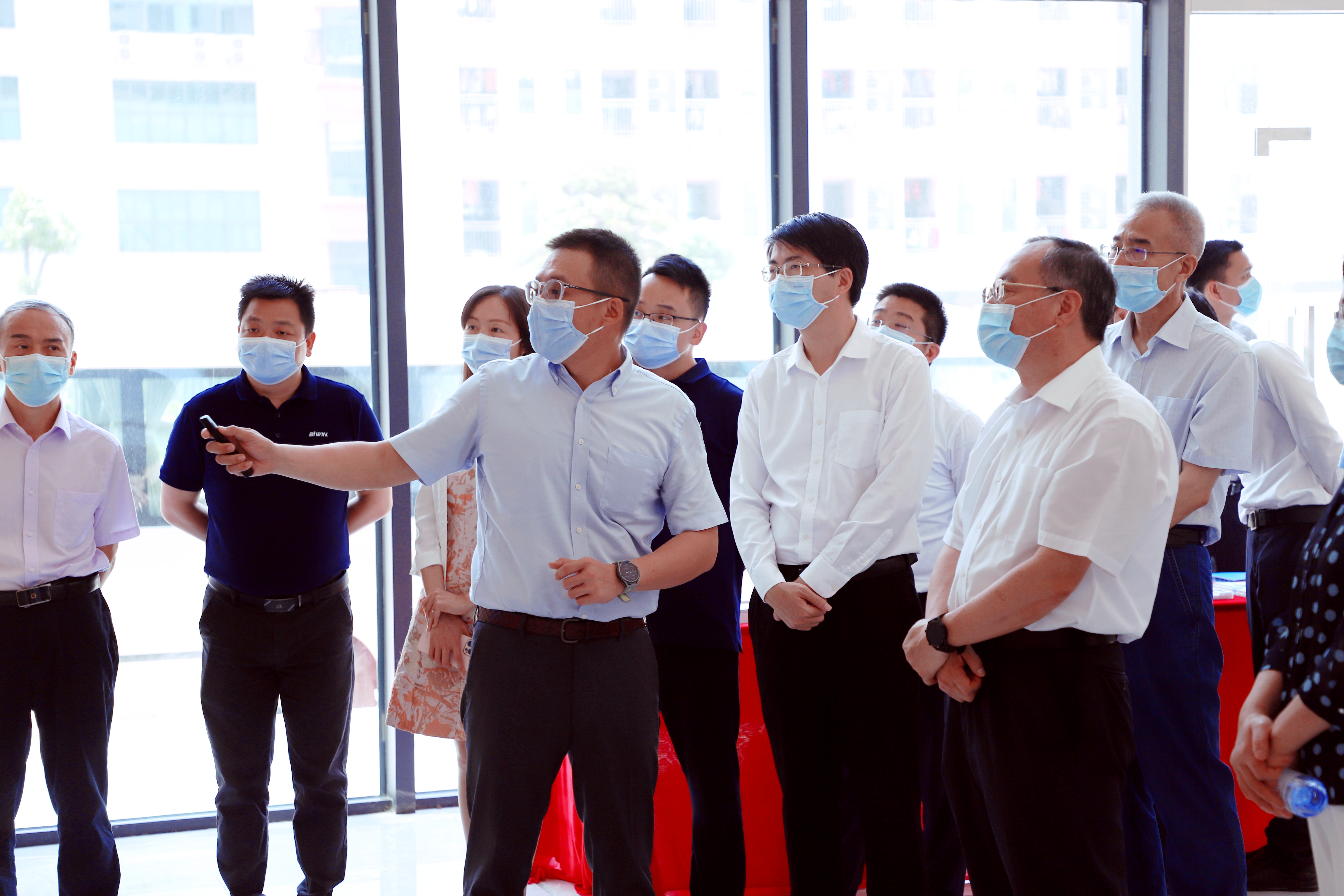 省政協副主席袁寶成一行調研惠州佰維存儲，公司董事長孫成思、CEO何瀚、惠州佰維常務副總經理丁合華陪同調研